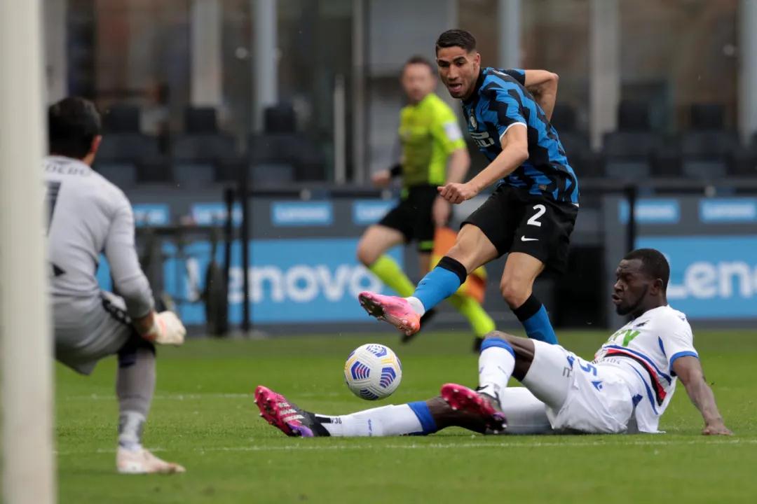 لاعب الأهلي محمد رضانجم متألق في سماء الكرة السعودية
